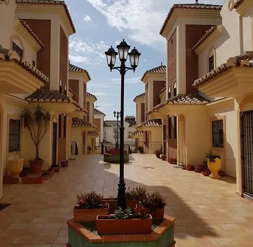 Stunning 2-bed House In W. Pool, A/c, Garage בית נופש