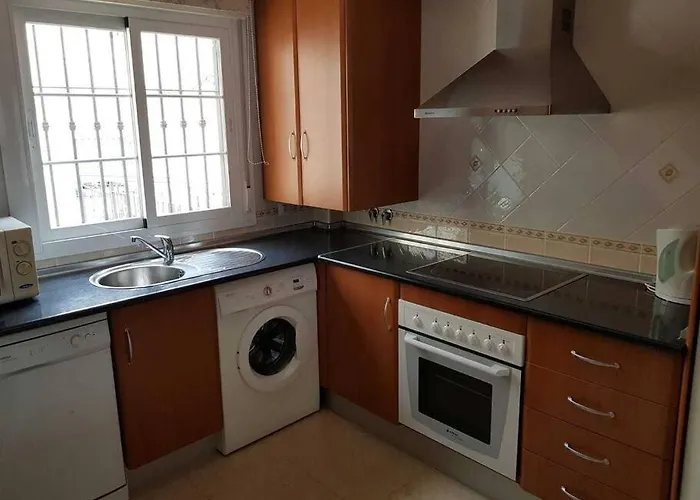 Feriehus Stunning 2-bed House In W. Pool, A/c, Garage