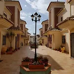 Stunning 2-bed House In W. Pool, A/c, Garage Hébergement de vacances